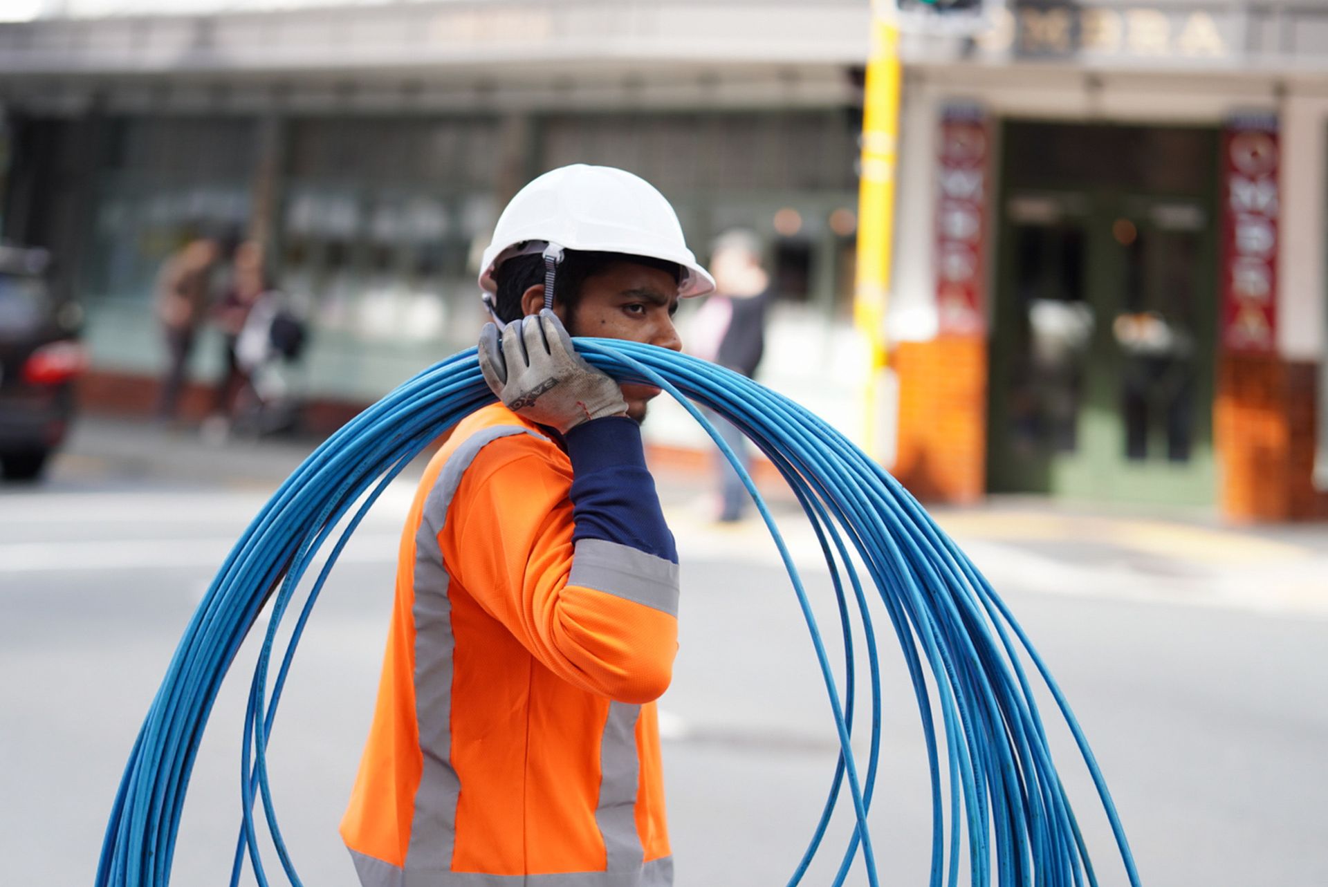 Technicien télécom en gilet haute visibilité intervenant sur un chantier extérieur
